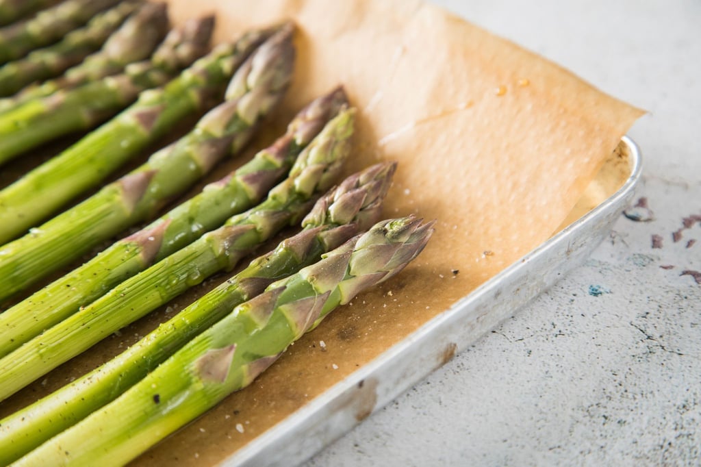 Grüner Spargel sollte möglichst abgedeckt in den Backofen kommen. So trocknet er nicht aus.
