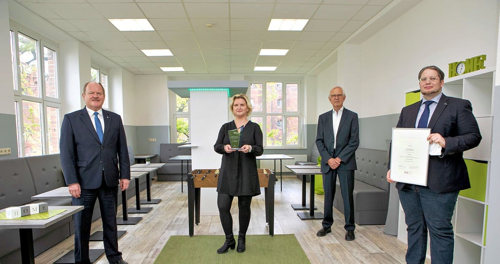 Verkehrs- und Landesentwicklungsminister Thomas Webel, Annett Hofmüller (Geschäftsführung), Matthias Frieling (Firmeninhaber) und Simon Schrader (v.l.) waren bei der Preisverleihung am Montag mit dabei.