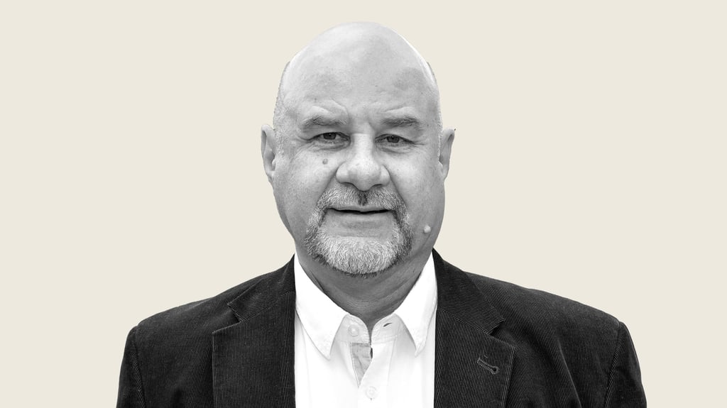 Frank Hoffmann ist 61 Jahre alt und verheiratet. In Dessau wuchs er auf und legte sein Abitur ab, in Magdeburg studierte er Maschinenbau. Seit 1994 sitzt er im Dessauer Stadtrat. Privat ist Hoffmann ein Uhren- und Whiskey-Kenner und hat eine Katze.