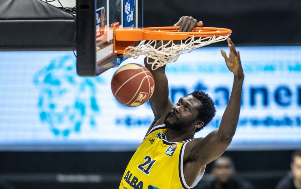 Alba-Center Christ Koumadje stopft den Ball durch den Korb.