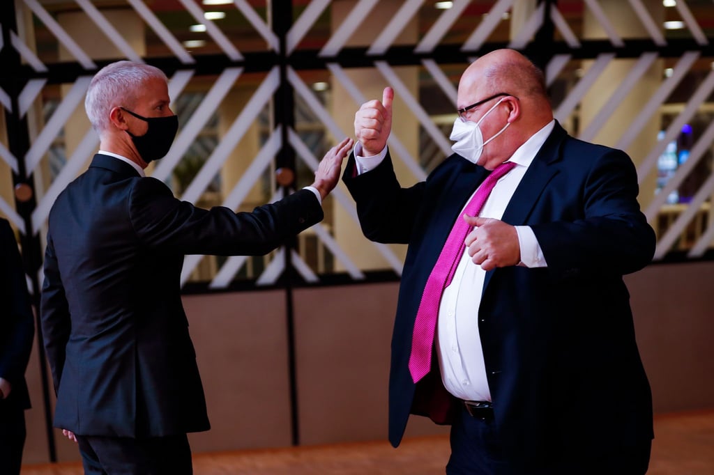 Bundeswirtschaftsminister Peter Altmaier (CDU, r) begrüßt den französischen Außenhandelsminister Franck Riester bei einem Treffen in Brüssel.