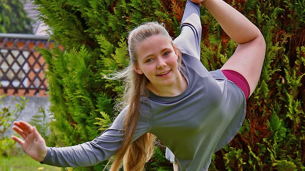 Fabienne Sara Fritschi trainiert auch in Coronazeiten - anstatt in der Turnhalle dann im heimischen Garten.