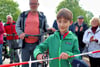 Der achtjährige Marik hat die wichtigste Aufgabe des Tages: Er gibt mit einem Scherenschnitt den neuen Abschnitt des Huy-Radweges zwischen Eilenstedt und Dingelstedt frei. 