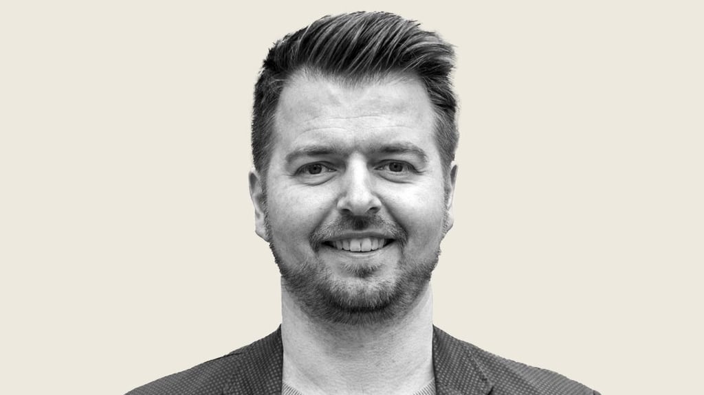 Er ist 43 Jahre alt • ist von Beruf Marketing- und Kommunikationsmanager • lebt in Halle • ist verheiratet • hat einen
Sohn • singt in seiner Freizeit im Chor • wollte früher Opernsänger werden, am liebsten einmal Papageno aus der Zauberflöte singen