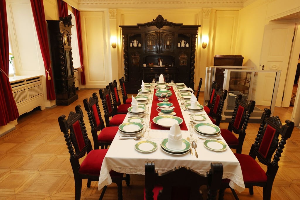 Blick in den großen Speisesaal im Rittergut des Deutschen Landwirtschaftsmuseums Schloss Blankenhain.