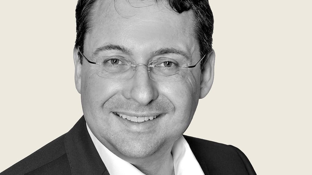 Er ist 47 Jahre alt • lebt in Rieda •  ist verheiratet und  hat zwei Töchter • ist im technischen Vertrieb tätig • hat an der Hochschule Anhalt studiert und mehrere Ausbildungen abgeschlossen • war Präsident des SV Schrenz für zwei Amtszeiten