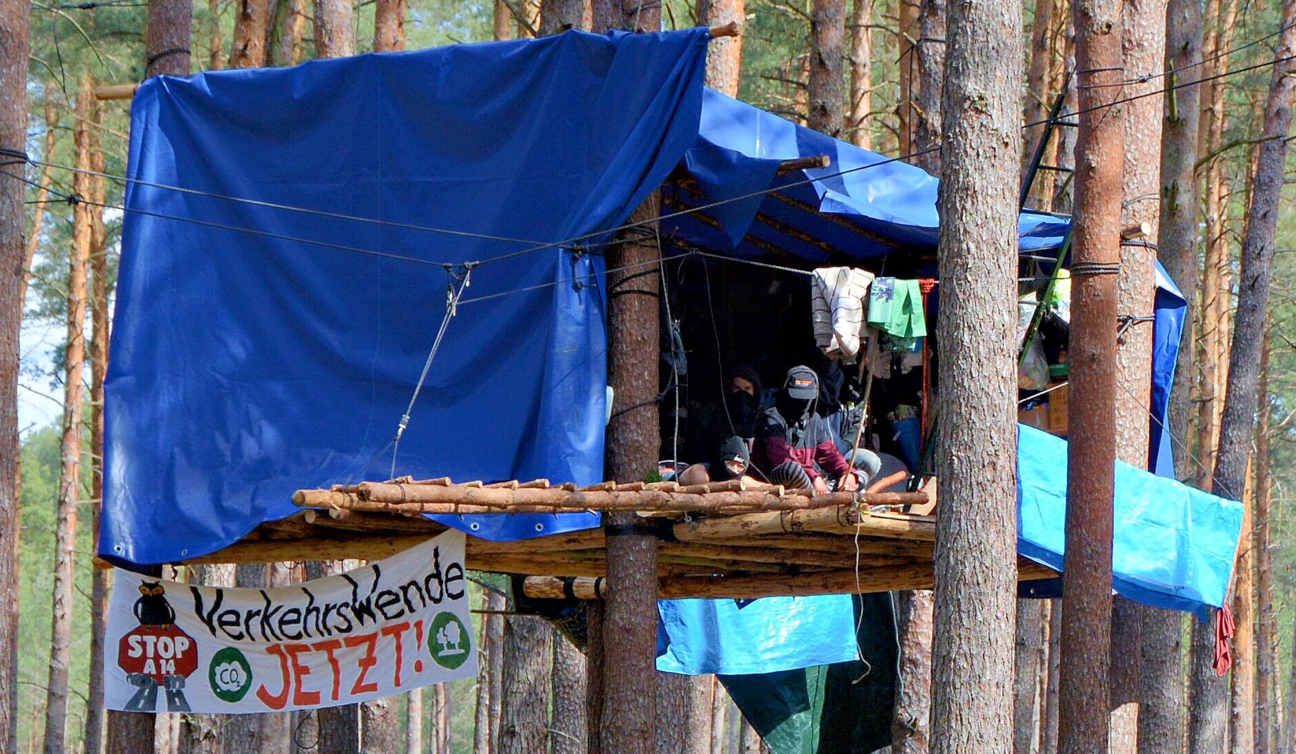 Das Ordnungsamt des Landkreises Stendal hat den Waldbesetzern im Seehäuser Forst in der Vergangenheit bereits ein Ultimatum zum Abbruch der Aktion gestellt. 