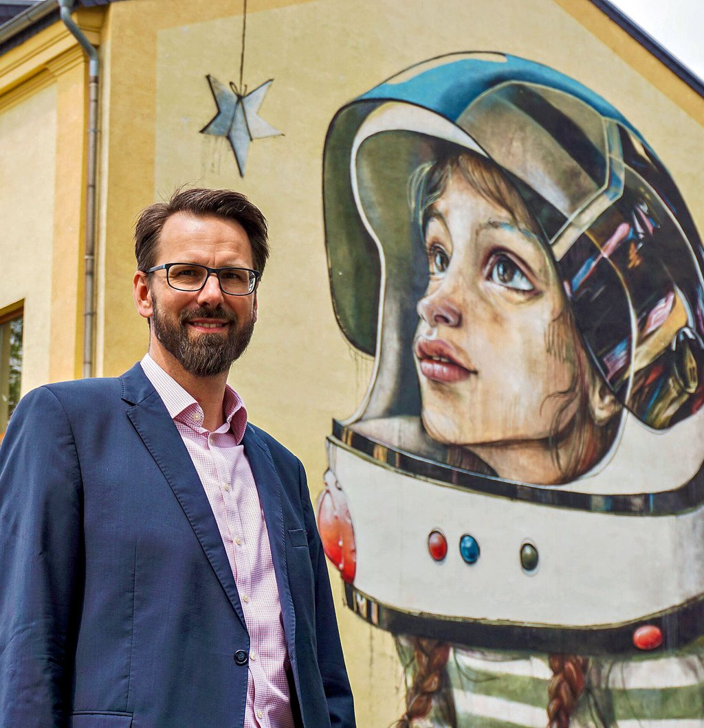 Wie alle Kandidaten durfte auch Sven Paul sich fürs Foto einen Lieblingsort aussuchen. Er wählte dieses Wandbild in der Straße Am Alten Bahnhof. Es stehe für Aufbruch und Entwicklung, findet er.