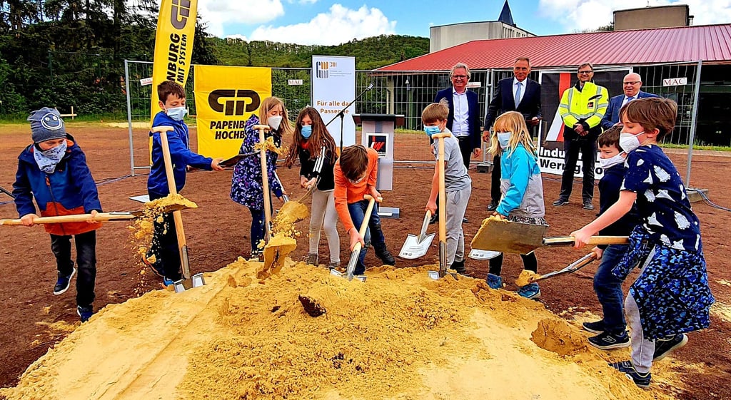 Baustart in Hasserode: Nachdem der offizielle Spatenstich für den Neubau der Francke-Grundschule vollzogen war, schnappten sich kurzerhand die Grundschüler die Spaten und erledigten den Rest.