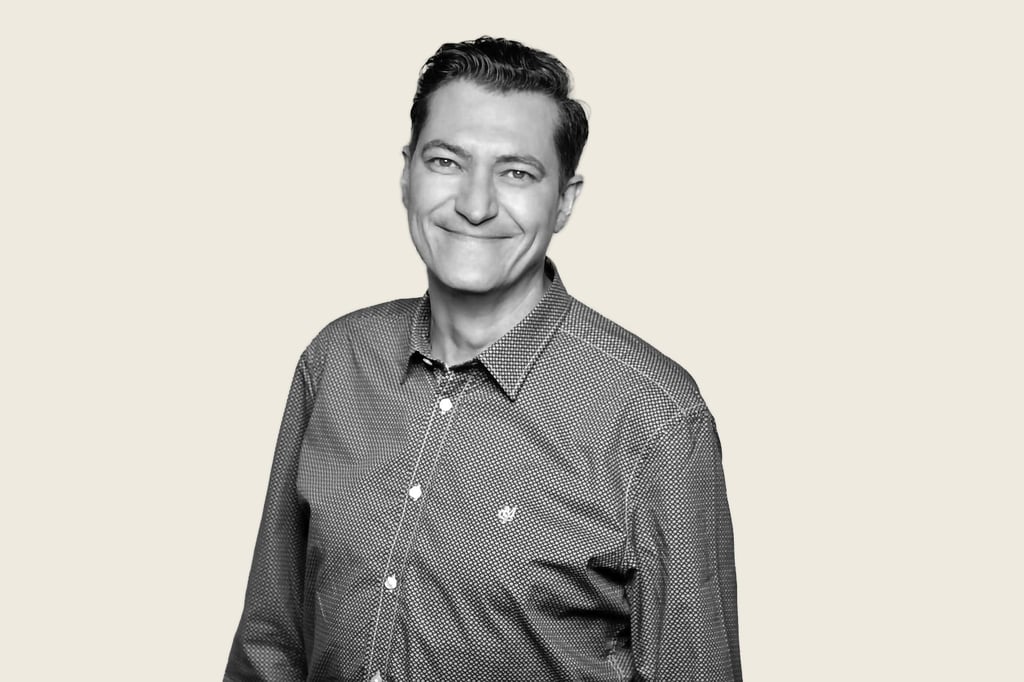 Er ist 47 Jahre alt • wohnt in Halle • arbeitet für die Medienanstalt Sachsen-Anhalt  • ist zweifacher Vater • lebt zusammen mit seiner Ehefrau • hat 35 Jahre lang Fußball gespielt • ist ein Familienmensch • mag Radfahren, Spazierengehen und Wandern