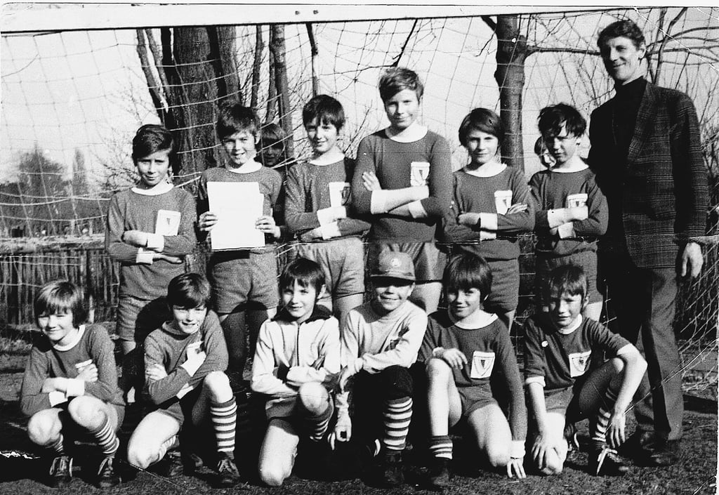 Olaf Schumacher, Stefan Bergmann, Uwe Herrmann, Dieter Querndt, Mathias Bley, Michael Hübner, Übungsleiter Kurt Zöge (h.v.l.), Frank Wegehaupt, Eckert Lauth, Steffen Grohe, Thomas Läue, Volker Zöge und Michael Fiebig (v.v.l.) gehörten zum Team der BSG Motor Schönebeck.