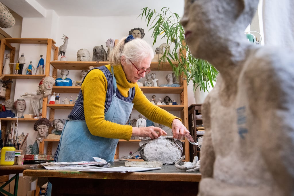Eva Kindler bei der Arbeit in ihrem Atelier.