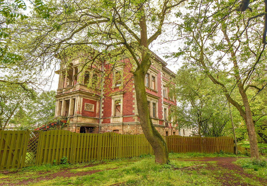 Die toskanische Villa ließ Zöschens Rittergutsbesitzer Georg Dieck in den 1870er Jahren als Repräsentationsbau errichten.