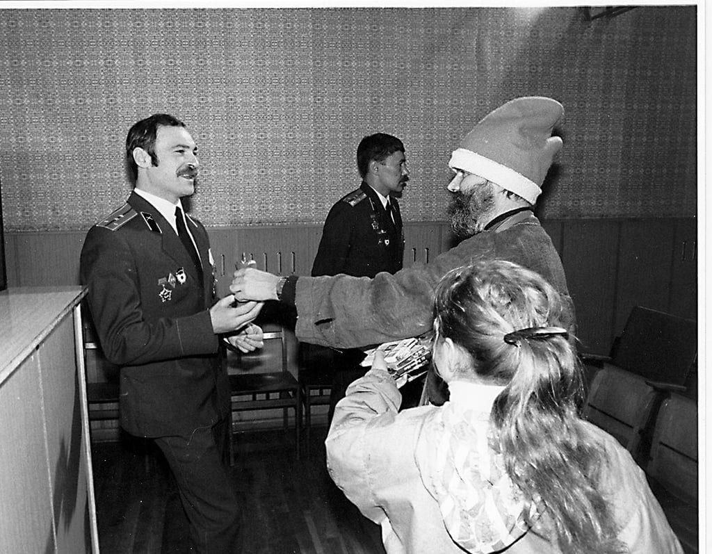 Bei einer Päckchenaktion zu Weihnachten 1990 war auch die heutige Vorsitzende des Zeitgeschichten-Vereins, Anne Kupke (im Vordergrund), dabei.