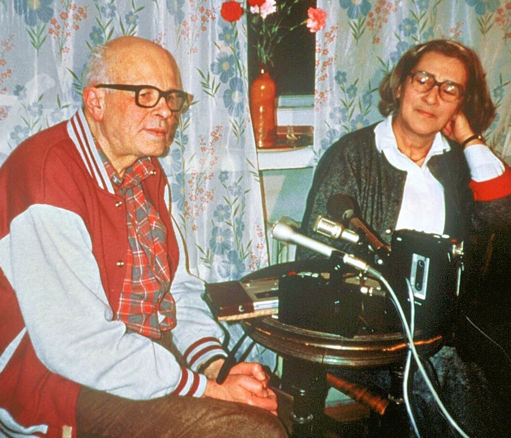 Andrej Sacharow mit seiner Frau, der Kinderärztin Jelena Bonner, im Jahr 1986 in ihrer Moskauer Wohnung.