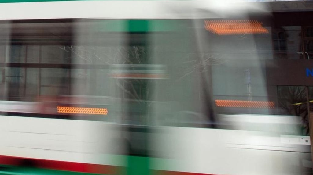 Eine Fahrradfahrerin kollidierte am Donnerstag mit einer Straßenbahn in Magdeburg.