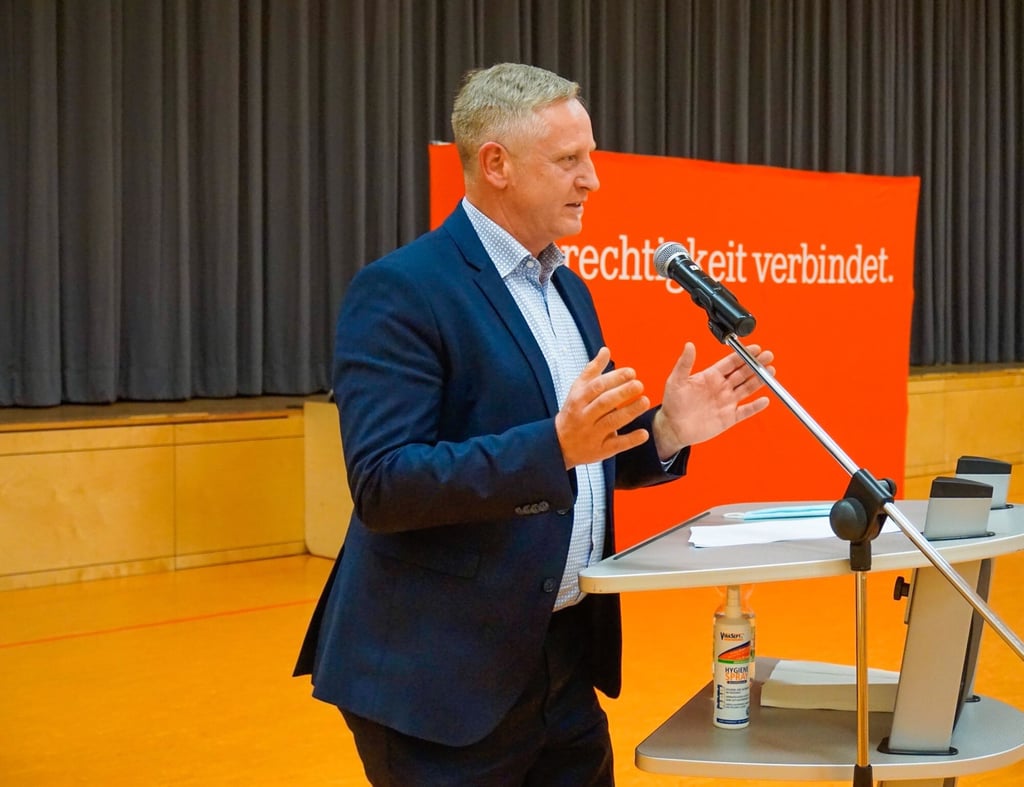 Swen Knöchel will am 6. Juni den langjährigen Landrat Uwe Schulze beerben.