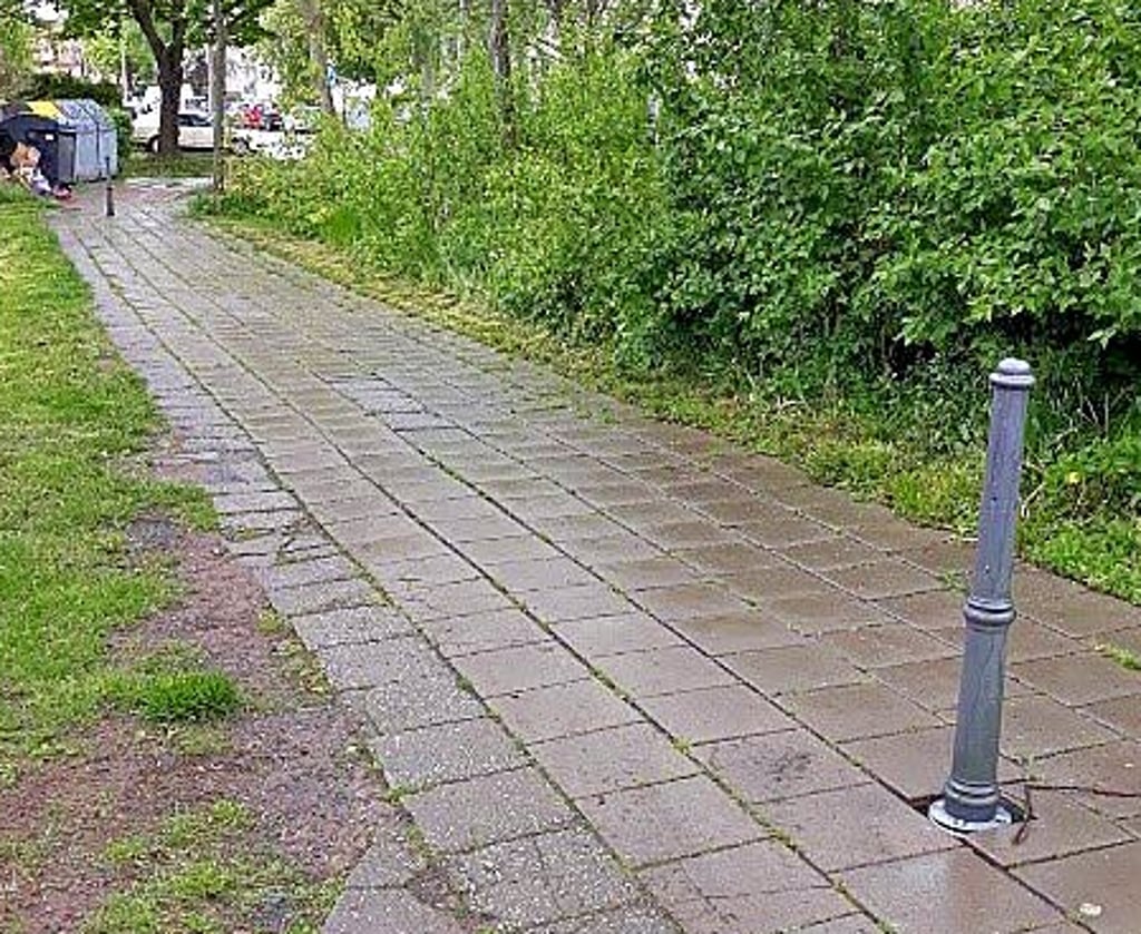 Die beiden neuen Poller am Fußweg Glück-auf-Straße.