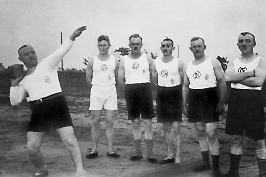Die Riege des TV Theißen 1923 beim Steinstoßen