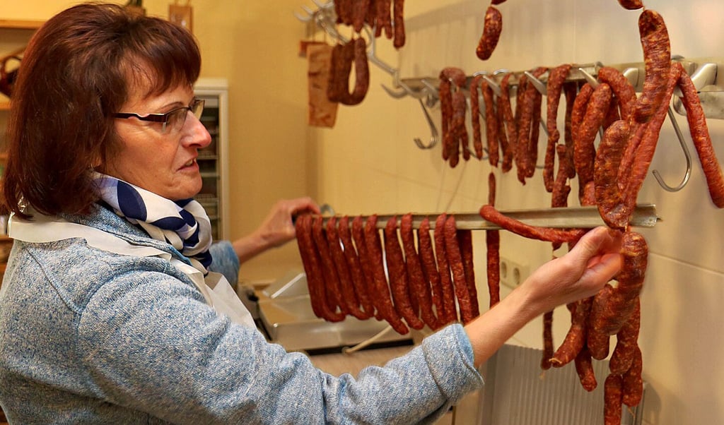 Feurige Ware mit sagenhafter Geschichte: die „Hirschrodaer Drachenschwänze“. Edeltraut Ziehme platziert die begehrten Knacker im Hofladen.