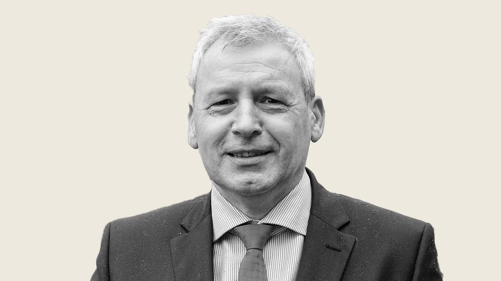 Holger Hövelmann ist  53  Jahre alt und lebt in Zerbst. Er ist seit  34 Jahren verheiratet  und hat  zwei Töchter und zwei Enkel. Vor  20 Jahren wurde er  Landrat in Anhalt-Zerbst, 2006  ging er als  Innenminister  nach  Magdeburg. In den Landtag wurde er  2011 und 2016  gewählt.