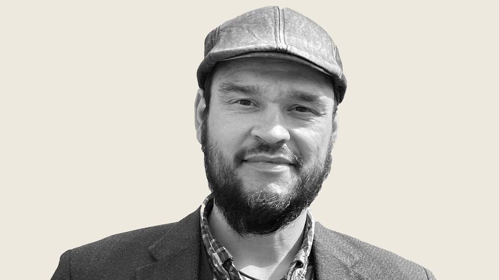 Er ist 39 Jahre alt • lebt in Querfurt •   arbeitet als Lehrer am 
Gymnasium Querfurt • ist Vater einer Patchwork-Familie mit vier schulpflichtigen Kindern  • engagiert sich ehrenamtlich  in diversen Fördervereinen   • ist Fraktionsvorsitzender im Querfurter Stadtrat