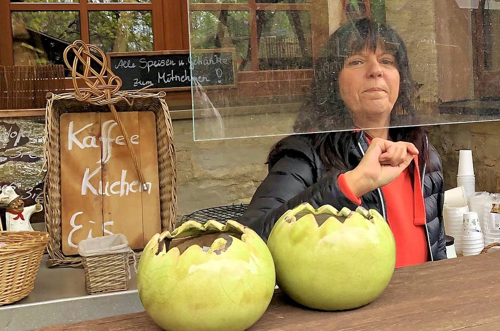 Kerstin Hoffmann ist vorbereitet, der BIergarten steht auf der Haynsburg. In jedem Fall öffnet sie den Imbiss.