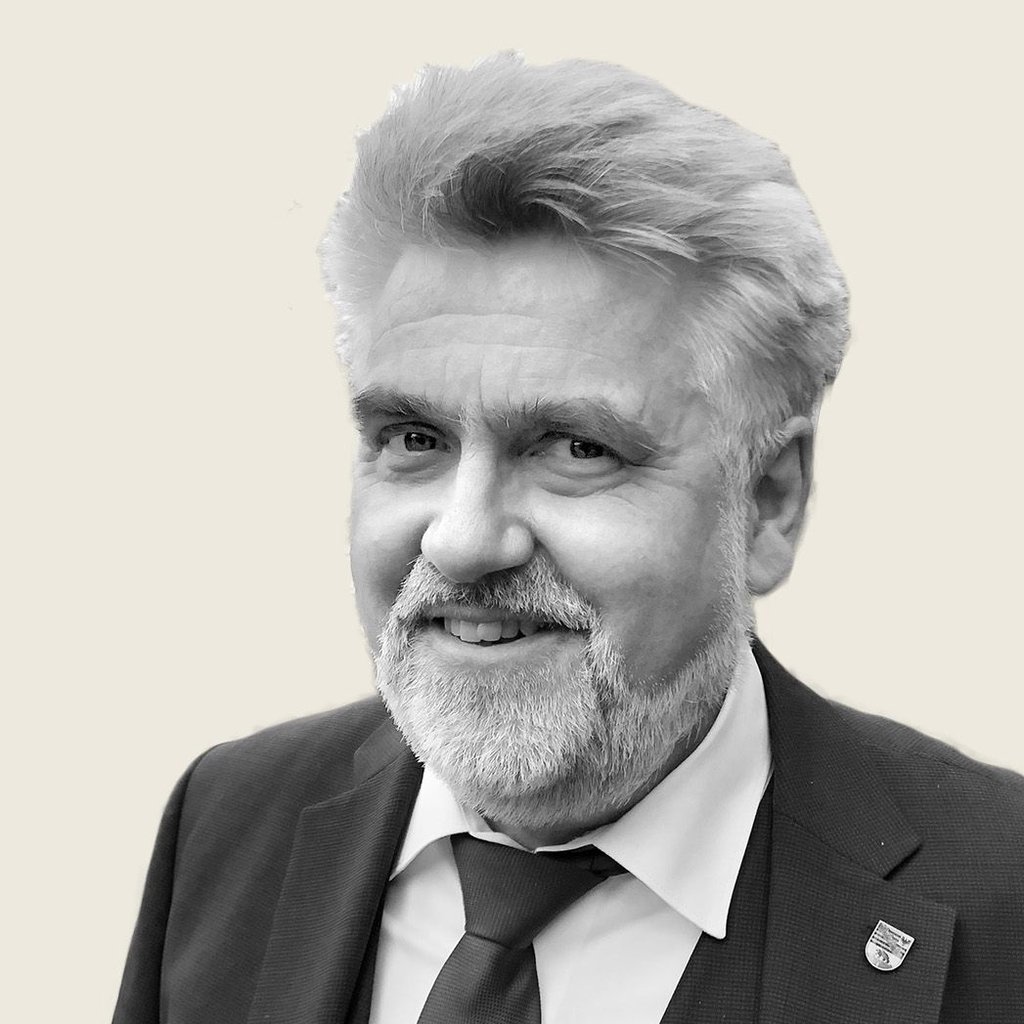 Armin Willingmann ist 58 Jahre alt • ist in Nordrhein-Westfalen aufgewachsen • arbeitet seit 1999 im Landkreis und lebt seit 2003 mit seiner Familie in Wernigerode  • liest in seiner Freizeit   und hört klassische Musik • ist stellvertretender SPD-Landesvorsitzender