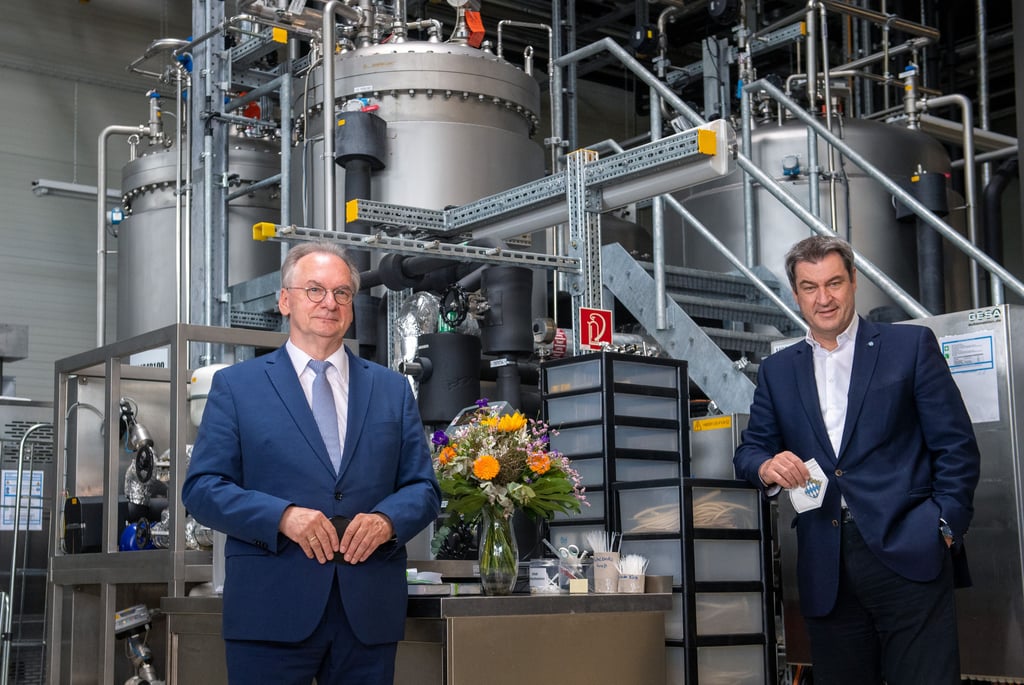 Reiner Haseloff (l.) und Markus Söder besuchen das Fraunhofer-Zentrum für Chemisch-Biotechnologische Prozesse CBP in Leuna.