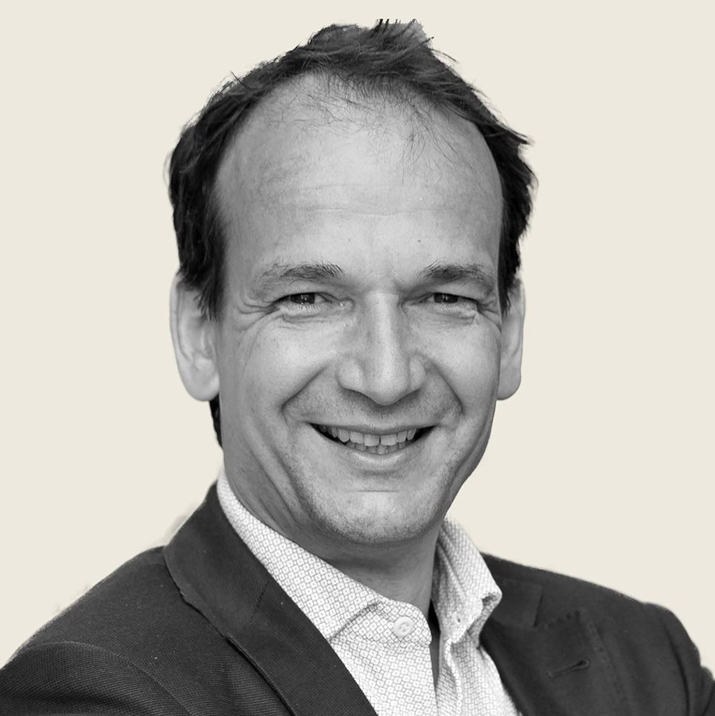 Der 53-Jährige  ist verheiratet und Vater dreier Söhne •  Abitur am Thomas-Müntzer-Gymnasium  •  beim Wandern findet der Jurist Entspannung und Ausgleich  •  gemeinsam mit seiner Familie betreibt der Hallenser hobbymäßig einen Weinberg in Höhnstedt