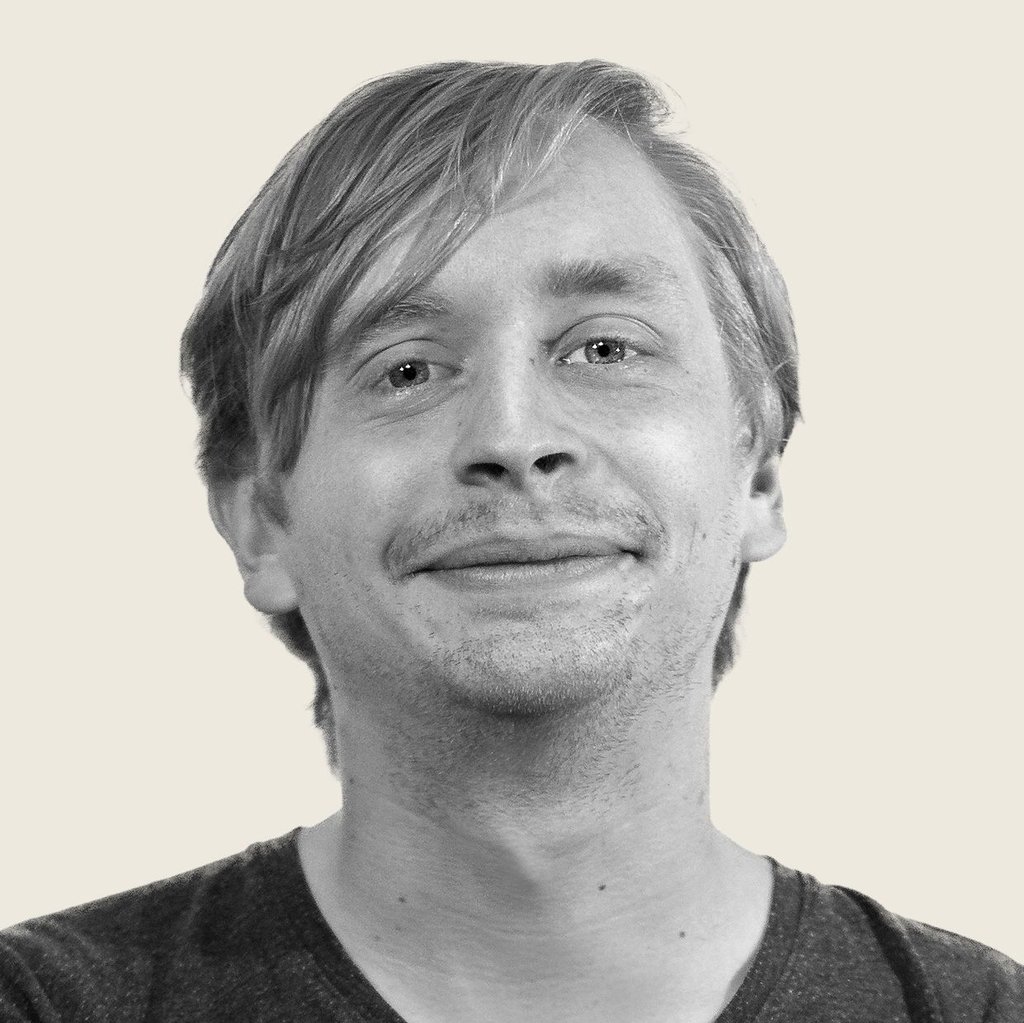 Er ist 23 Jahre alt • ist in Merseburg aufgewachsen, lebt in Halle und studiert Politikwissenschaften und Soziologie. • Hobby: Fahrradtouren • Lieblingsessen: Chilli con Carne • Lieblingsmusik: Seite er 16 ist, ist er Fan der Band „Green Day“.