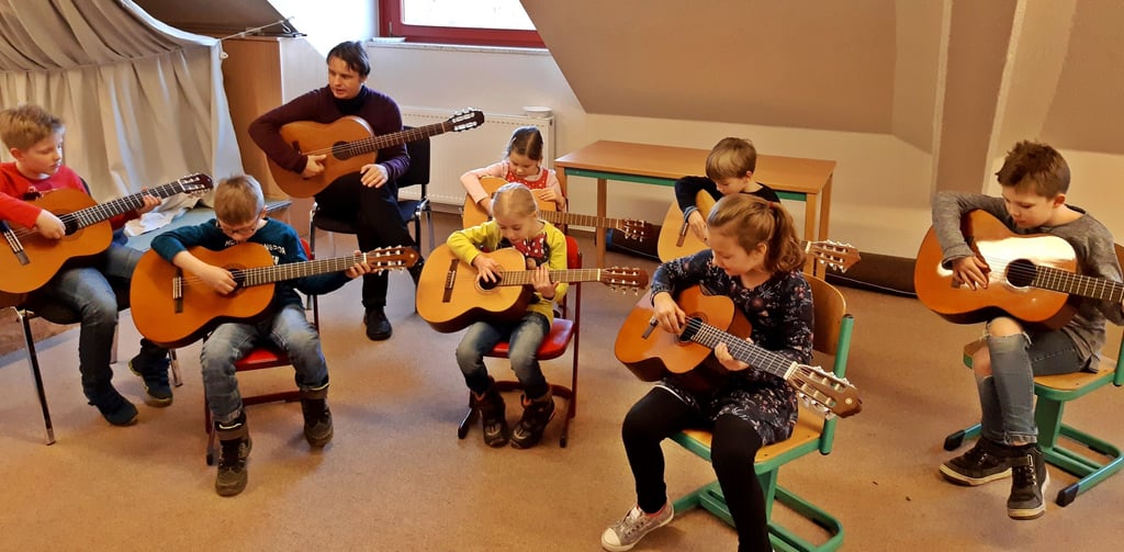 Heiner Donath, Leiter der Zerbster Musikschule Johann-Friedrich-Fasch mit Kindern bei einem Gitarren-Kurs im März 2020.