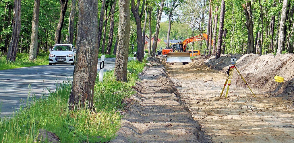 Die Bauarbeiten an der Kreisstraße zwischen Birkholz und Cobbel gehen voran. Der neue Radweg soll den Lückenschluss von Tangerhütte zum Elberadweg schaffen.