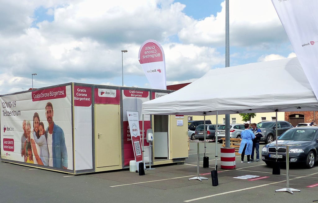 Auf dem Kaufland-Parkplatz in Bitterfeld hat ein mobiles Testzentrum der Firma EcoCare seine Arbeit aufgenommen.