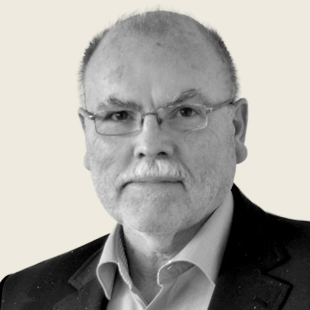 Der 69-Jährige entstammt einer Handwerkerfamilie und ist Diplomingenieur für Maschinenbau • er hat einen Sohn und lebt mit seiner Frau in der nördlichen Innenstadt Halles • in seiner Freizeit wandert und liest der Hallenser gern