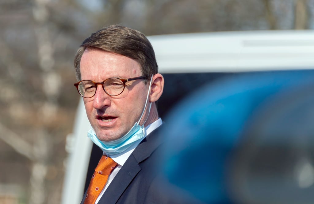 Aufgrund einer Corona-Infektion in seinem Umfeld muss sich der sächsische Innenminister in Quarantäne begeben.