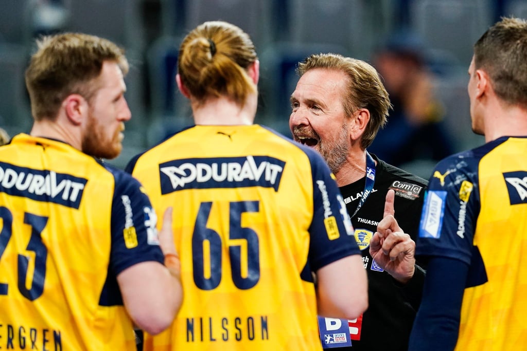 Will vor seinem Abschied von den Rhein-Neckar Löwen noch einen europäischen Titel holen: Trainer Martin Schwalb (2.v.r).