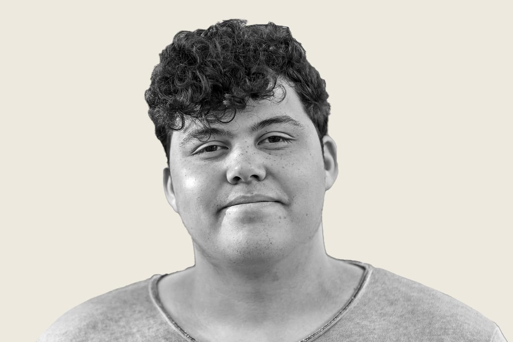 Er ist 20 Jahre alt • lebt in Schkopau • ist mit drei älteren Schwestern aufgewachsen • macht eine Ausbildung zum Mechatroniker • trat vor drei Jahren der Grünen Jugend bei • liest in seiner Freizeit gern oder spielt Fußball