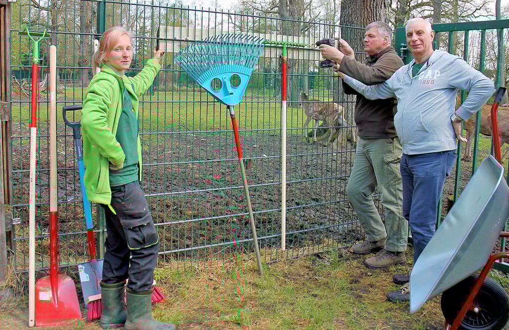 Wildparkmitarbeiterin Melanie Laufing (von links) sowie Michael Grupe und Ralf-Peter Bierstedt vom Förderverein installieren die neuen Geräte, die nach Bereichen getrennt wurden.