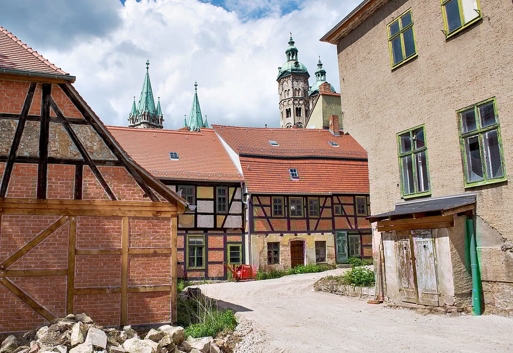Mit dem Fachwerk-Nebengebäude, der rustikal-schicken Scheune und einer neuen Terrasse soll der Innenhof irgendwann einmal zum Schmuckstück werden.