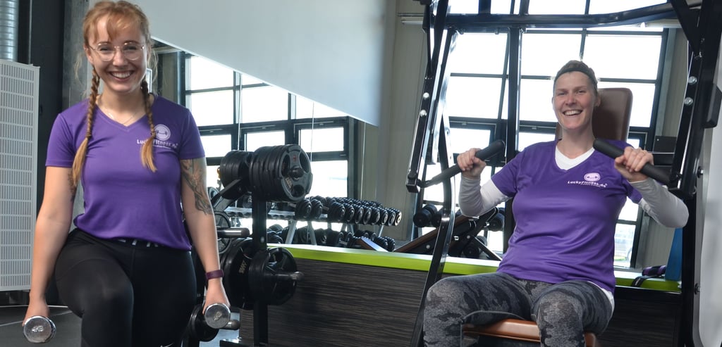Lächeln für den Neuanfang: Maggy Poeppel, studentische Aushilfe, und Kristina Gliemann als Fitness- und Kursleiterin bereiten sich auf die Wiedereröffnung des Fintesstudios Lucky Fitness in Haldensleben vor.