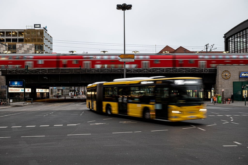 Eine Mobilitätsplattform könnte die Nutzung verschiedener Verkehrsmittel vereinfachen. Laut einer Umfrage hätten es Verbraucher am liebsten, wenn der ÖPNV diese Aufgabe übernimmt.