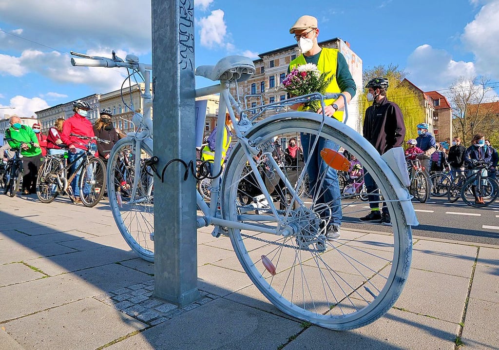 Ein „Ghostbike“ steht an der Unfallstelle Berliner Straße.