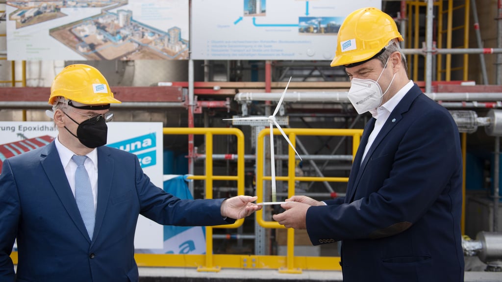Markus Söder (CSU, r), Ministerpräsident von Bayern, und Reiner Haseloff (CDU), Ministerpräsident von Sachsen-Anhalt, halten bei ihrem Besuch im Chemiepark Leuna das Modell eines Windrades. Die Ministerpräsidenten wollten sich am Chemiestandort Leuna über die geplante Nutzung und Produktion von nachhaltigen Rohstoffen und Produkten informieren.