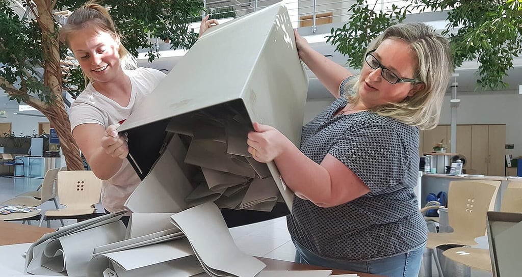 Wie hier 2019 werden am 6. Juni zur Landtagswahl in Schönebeck wieder die Wahlzettel im Stadtwerkehaus gezählt. Ob es wieder so viele wie auf dem Foto werden, ist noch ungewiss. Denn bisher gab es einen enormen Anstieg an Briefwahlinteressenten.