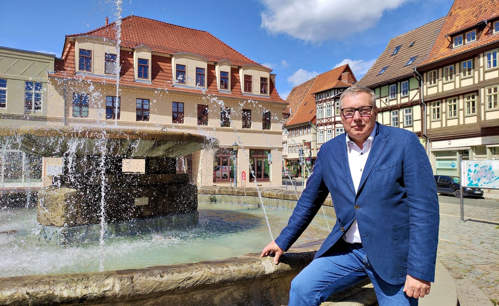 Andreas Steppuhn lebt seit vielen Jahren in Quedlinburg und hat die Stadt ebenso wie den Harz ins Herz geschlossen. Wenn es Zeit und Wetter zulassen, ist er gern in der Welterbestadt ? hier am Mathildenbrunnen nahe des SPD-Wahlkreisbüros ? unterwegs.