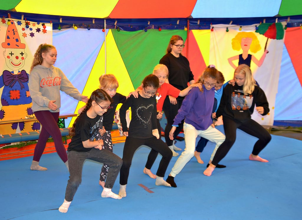 Konzentration: Der Aufbau der menschlichen Pyramide beginnt. Die Trainerinnen Nele und Netti helfen dabei.