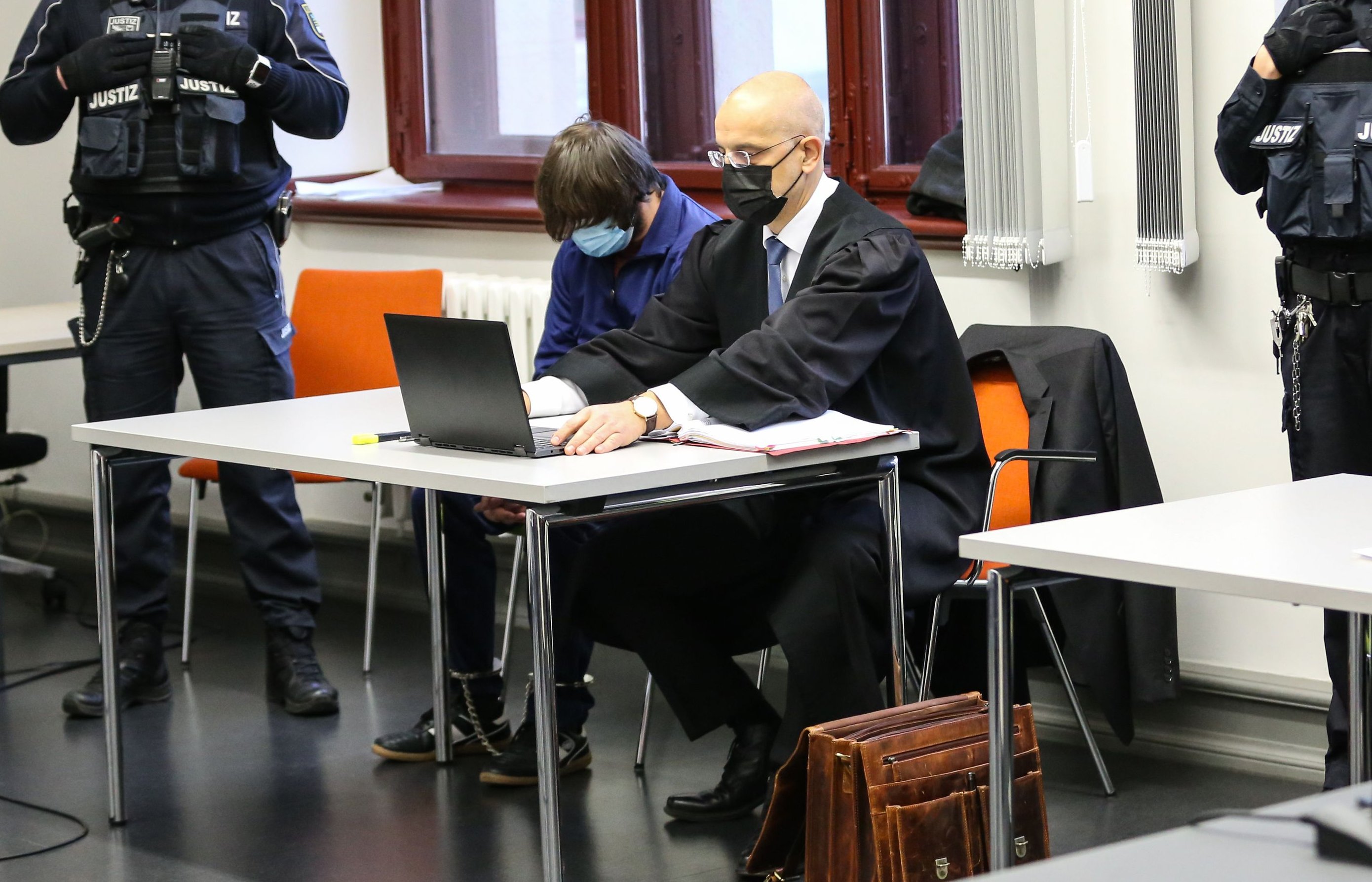 Der Angeklagte mit seinem Verteidiger.