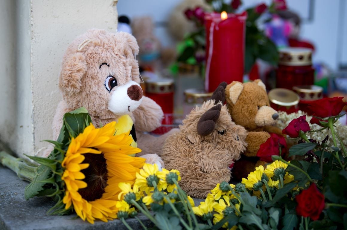 In Gedenken an ein Kleinkind aus Querfurt liegen Blumen und Kerzen vor dem Wohnhaus. Der zweijährige Junge war am 11.07.2020 in einer Wohnung des Hauses mit massiven Verletzungen und Spuren schweren sexuellen Missbrauchs tot aufgefunden worden.