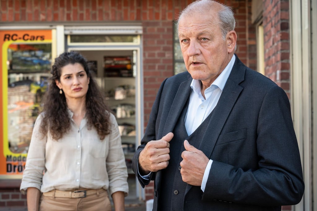 Die Besitzerin einer Schneiderei, Tahmina Ahmadi (Anastasia Papadopoulou), engagiert Wilsberg (Leonard Lansink).